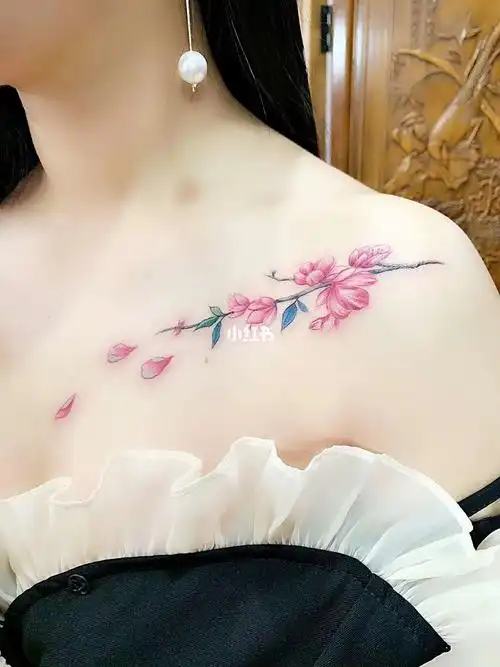 美女胸口花纹身