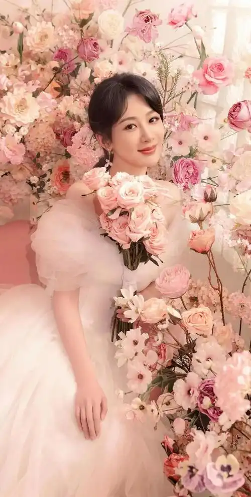 杨紫大婚纱玫红色大气浪漫唯美勾勒出轻盈曼妙的身姿