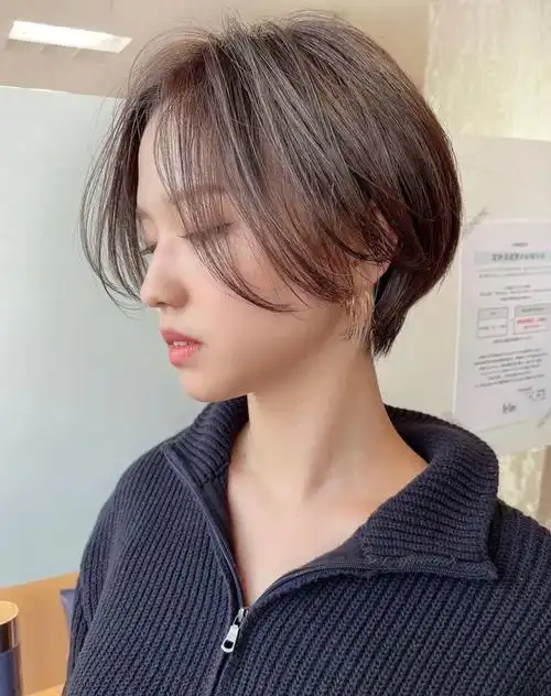 中分短发可以说是大多数女性公认的瘦脸利器,顶部头发一分为二,发丝