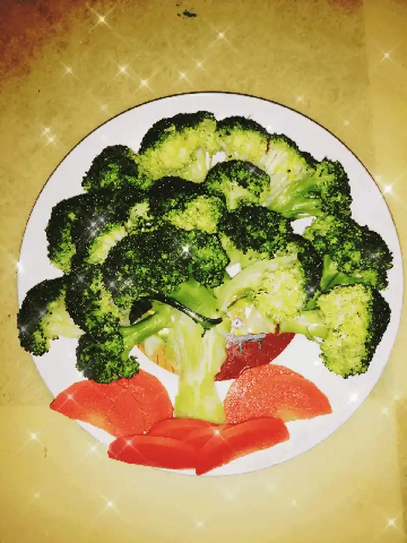 女儿做的蔬菜拼盘"生命之树",好看[给力]就是太素了口感不太好[捂脸]