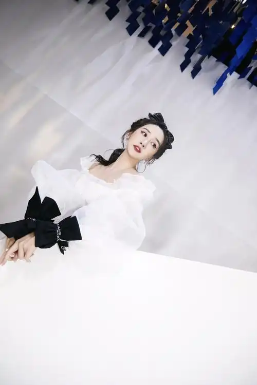 陈欣予亮相中国国际时装周 白纱长裙梦幻灵动诠释百变时尚感