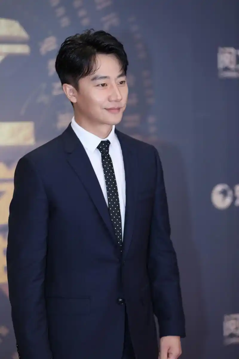 第二,黄轩女友想不到,作为圈外女友,颜值吊打娱乐圈的流量女明星