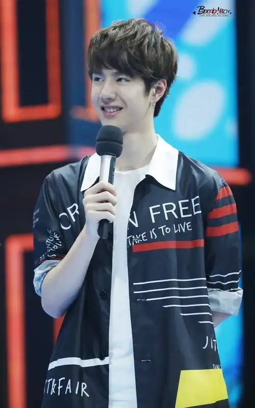 160725天天向上录制uniq王一博crlogo