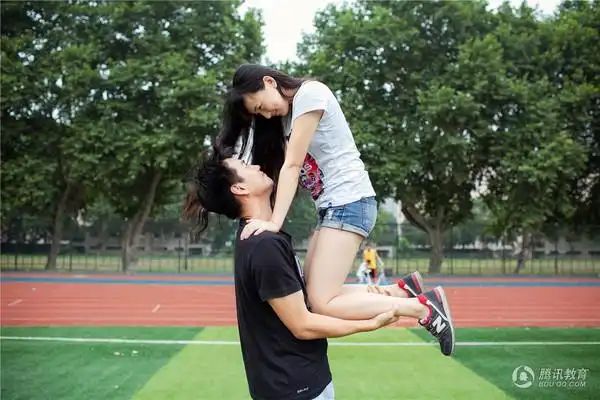 武汉华科大情侣最萌身高差毕业照 女生深情示爱