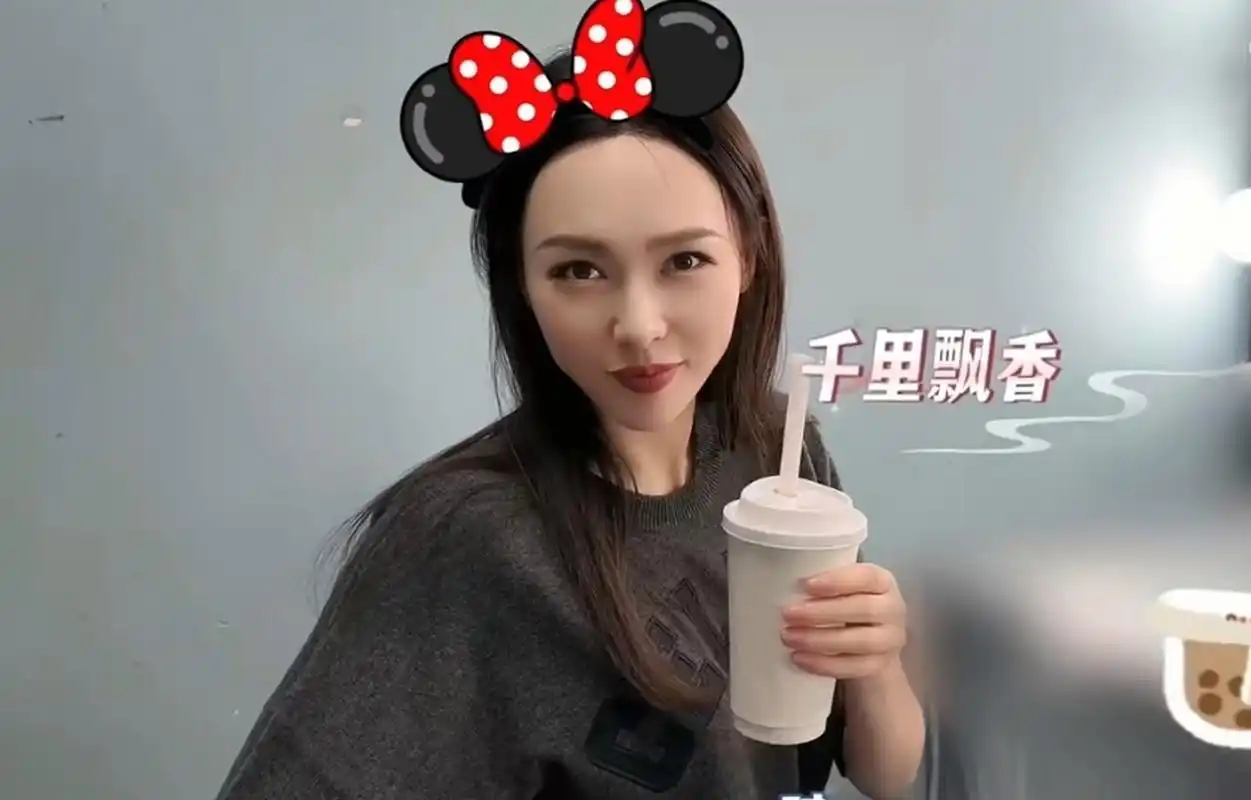 唐嫣助理晒探班花絮,糖糖在化妆间点奶茶喝,性格和她的名字一样甜