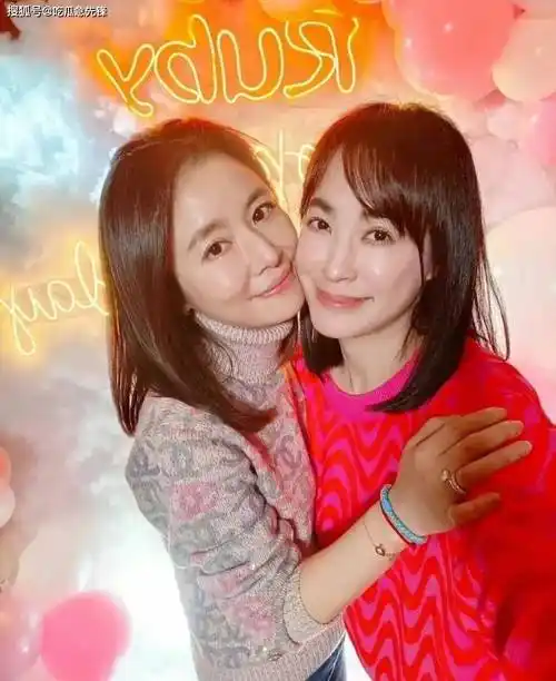 原创林心如与霍建华高调庆生素颜穿毛衣好减龄48岁被宠上天太幸福