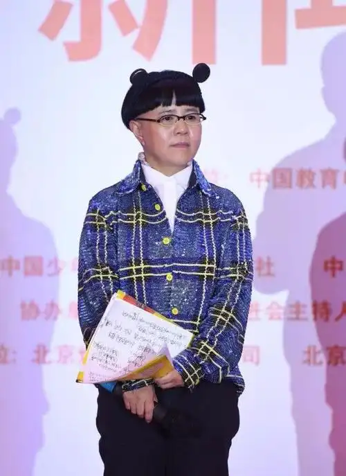 金龟子刘纯燕穿童装机场装嫩被路人俯视身高成亮点