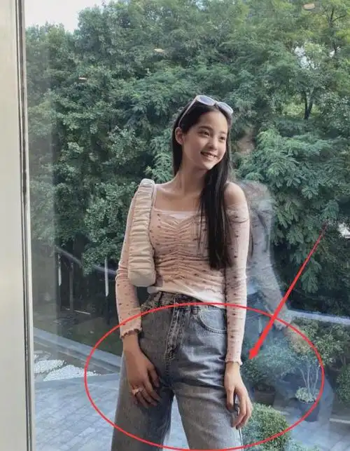 有种发育过剩叫欧阳娜娜的手,看到她伸开手掌的形状,是个巨人吧