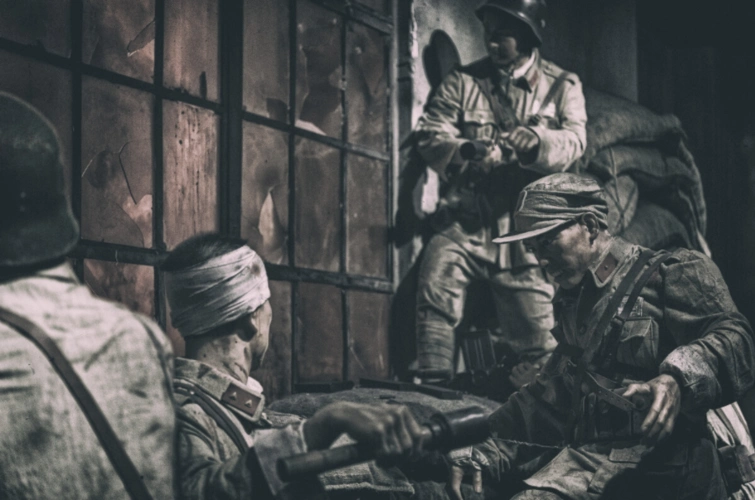 电影《八佰》:抱着手榴弹跳下去,为何不直接扔?