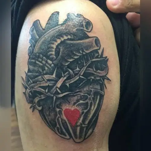 心脏纹身男生手臂上心脏纹身图案