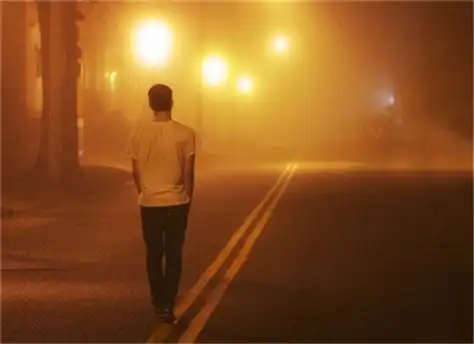 男生孤独一个人黑白图片背影背影黑白高清唯美图片