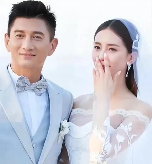 婚变传闻后,刘诗诗与吴奇隆带娃出门,女方包裹严实,男方玩手机