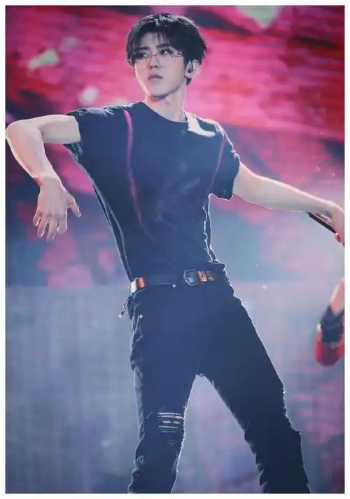 现在流行男人也细腰了看完张艺兴张云雷的腰女网友都哭了