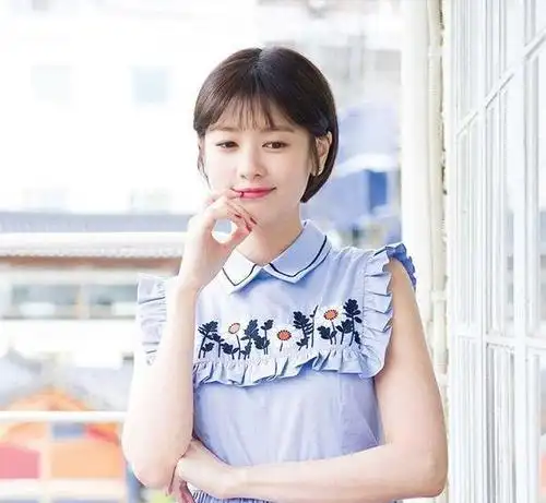 郑素敏又回到短发的样子,添了几分俏皮,依旧很美,你觉得呢?