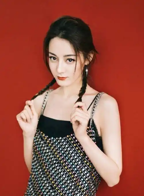 迪丽热巴录节目生图曝光,穿短裙秀牛奶皮肤,状态真的太好了_什么_黑色