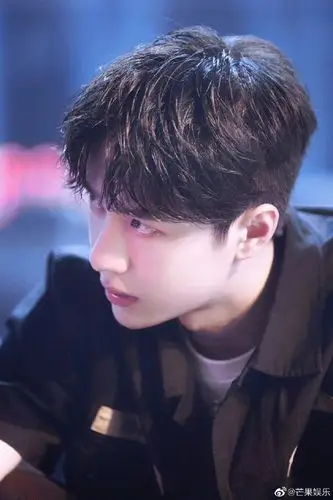 王一博侧脸轮廓