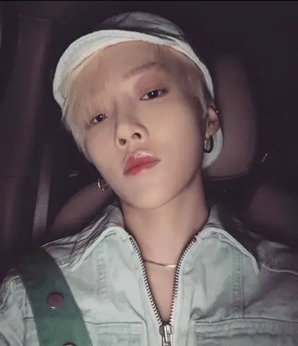 刘雨昕发1500万福利九宫格自拍轻松hold住各角度