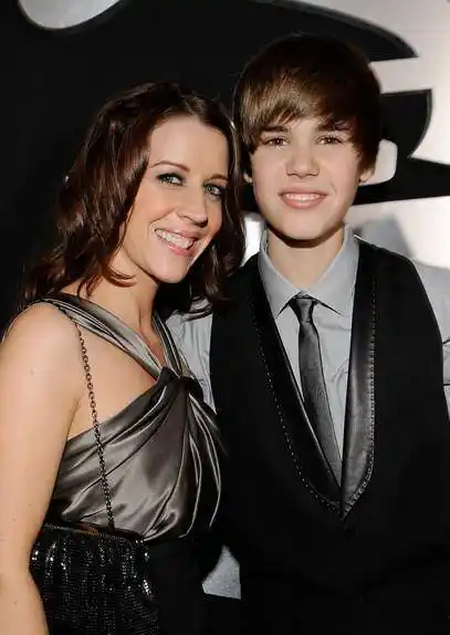 虽然比伯的妈妈身高不高,但是这位女性却用爱支撑起了这个家,让比伯得