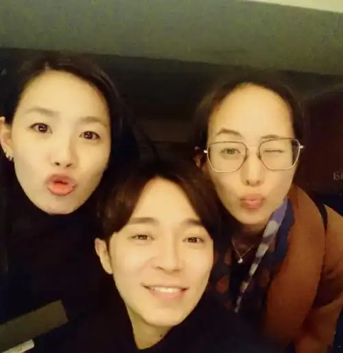 吴青峰,张钧甯亲密互动狂秀友情,晒自拍照皆素颜出镜