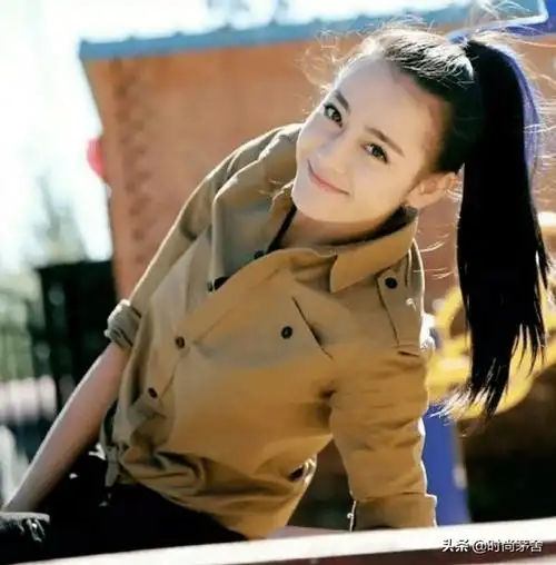 瞧瞧明星们的扎法,不再被叫做大妈_高扎_刘海_发型