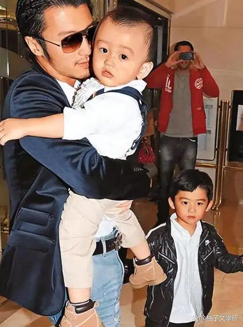 两个儿子怎么从来不恨他谢霆锋哭着说出真相使人泪目的瞬间