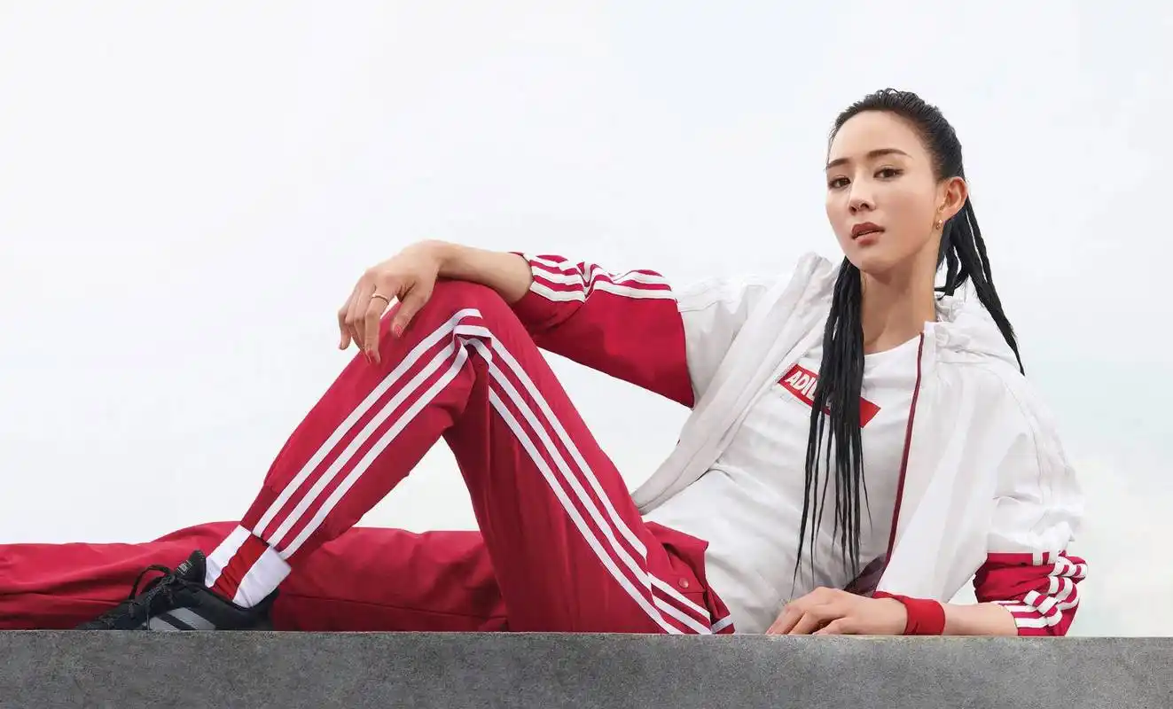 另一个角度,也充分暴露了张钧甯运动达人的身份,不光平时热爱健身,就