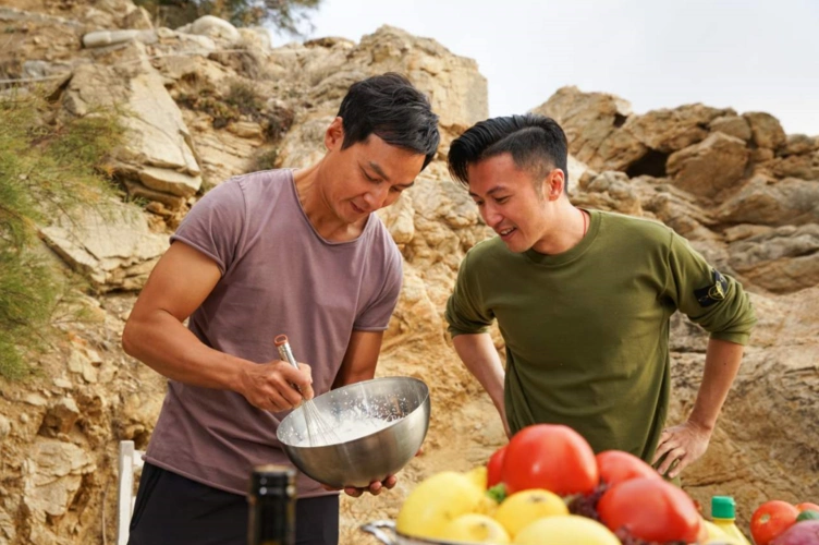 谢霆锋吴彦祖重温两人合作的电影笑称快要变"特警老人类"