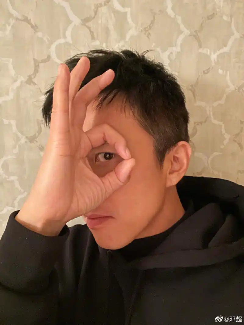 邓超九宫格比心自拍诚意满满 歪脸翻白眼表情丰富