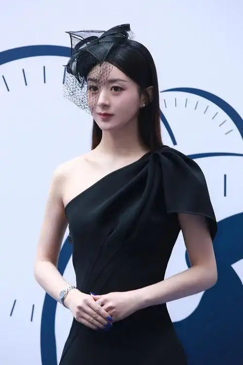 没有性感味道!赵丽颖穿迪奥深v裙出席活动,性感衣服穿出高级感