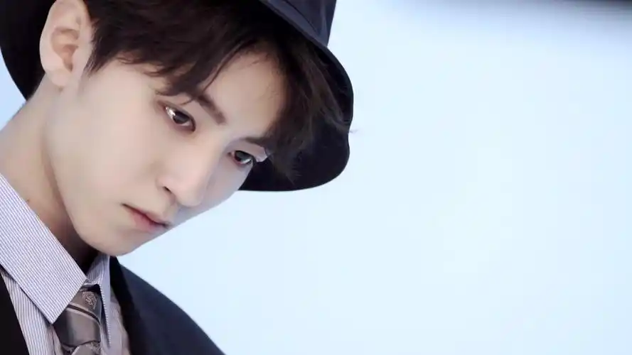 王俊凯时尚先生2020时尚先生esquirefine开年刊封面侧拍花絮