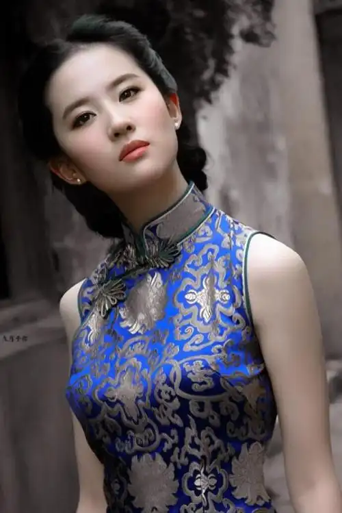 本期时尚穿搭指南,就来全方位拆解刘亦菲这套中式旗袍造型,学会这些超