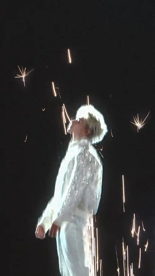 提到银发当然少不了演唱会专门把发色染成应援色的刘耀文银色太好看啦