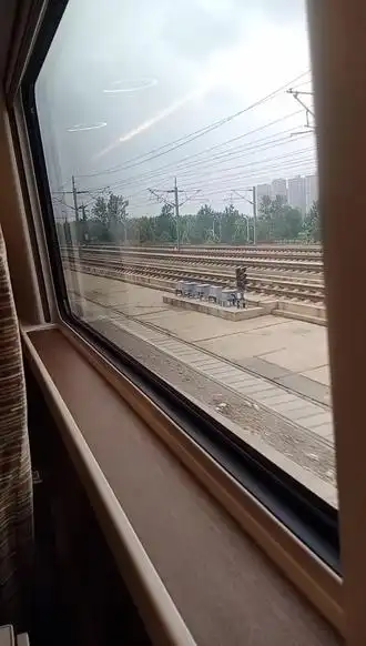 唯有每次坐高铁时看着窗外景物渐行渐远才明白苏轼那句人生如逆旅我亦