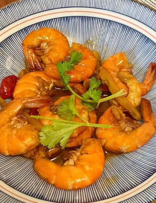 哈喽~今天分享一款简单美味的家常菜,油焖大虾,上桌秒没!