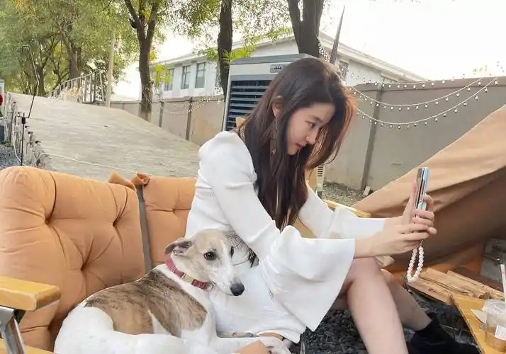 刘亦菲白色连衣裙生活照_刘亦菲_连衣裙_白色