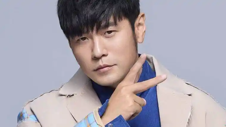 周杰伦近照很显老!