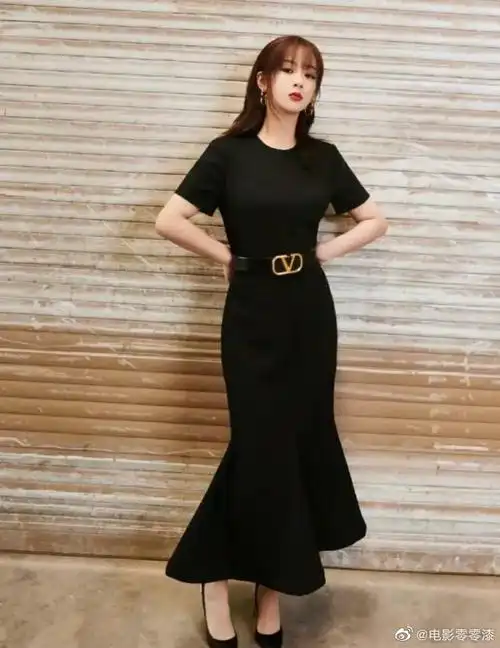 杨紫穿一件复古廓形鱼尾裙搭配高跟鞋优雅动人_高清图集_新浪网