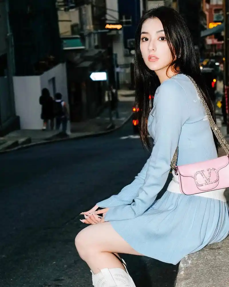 就算是没有出色的搭配,但方媛身材好,尤其是精致的脸蛋让人挑不出任何
