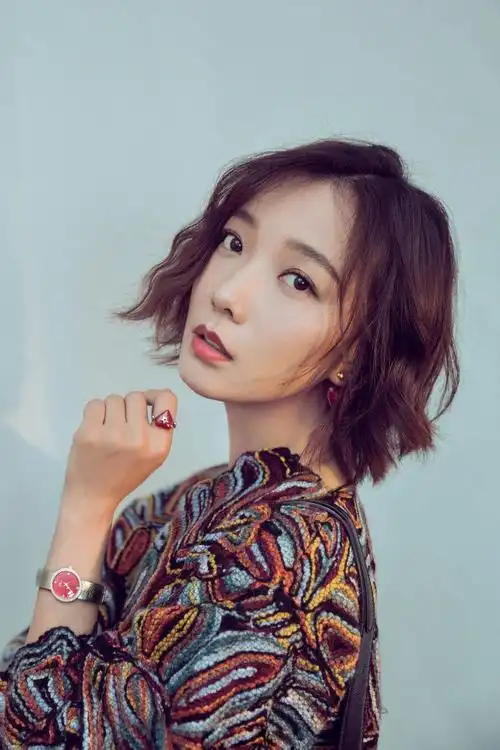 王珞丹发型也忒显小了吧目测也就80斤