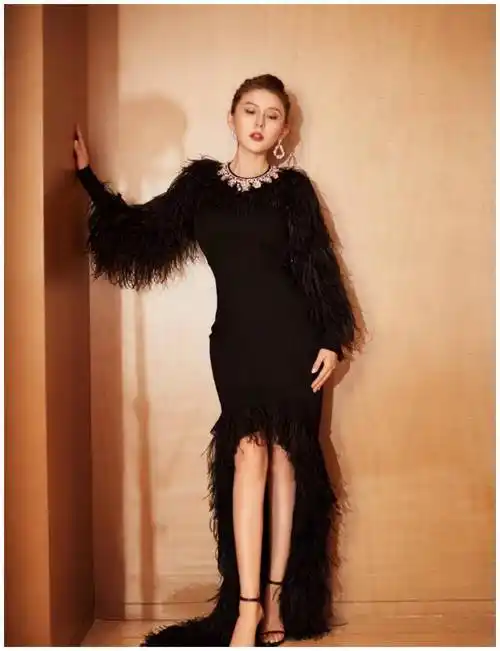 原创158cm邢菲新鲜营业生动演绎羽毛裙小身材也能很惊艳