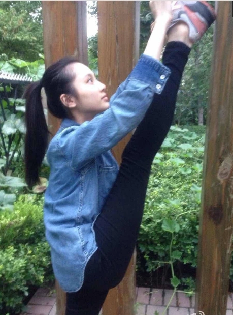 张慧雯一字马秀系鞋带,这个确实演的有点过了,我们知道你的功底了.