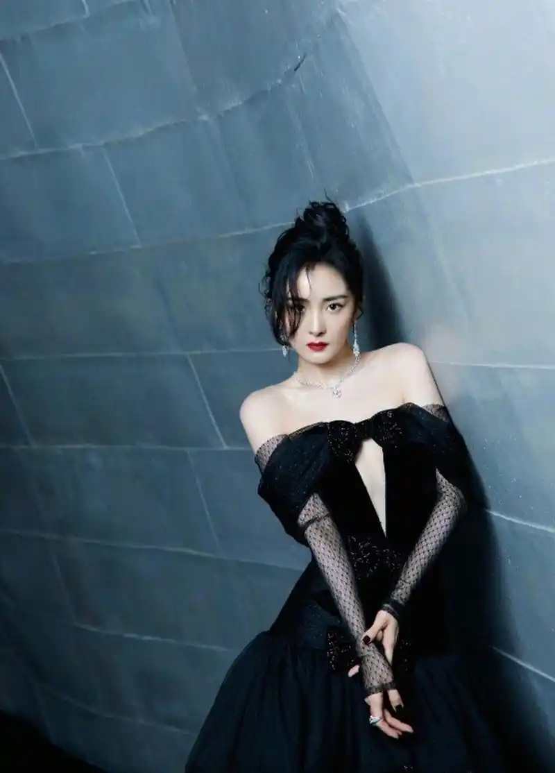 性感女神#杨幂# 黑色抹胸公主裙,清纯妩媚的容颜,婀娜多姿的窈窕身材