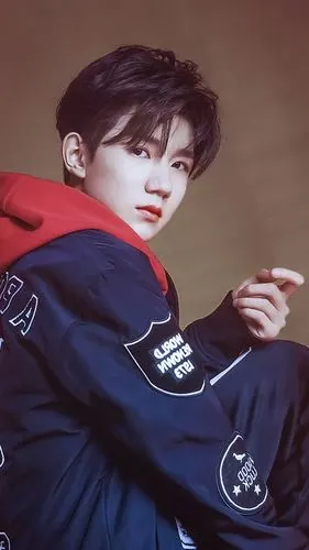 睡前来一组帅气的侧颜杀,超级man的源哥和你说晚安啦~@tfboys-王源