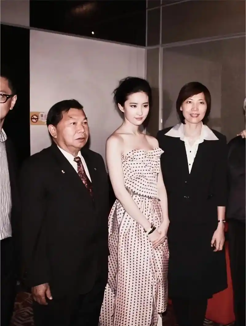 一些合照.#刘亦菲 #合照 #生图 #回忆 #时刻 - 抖音