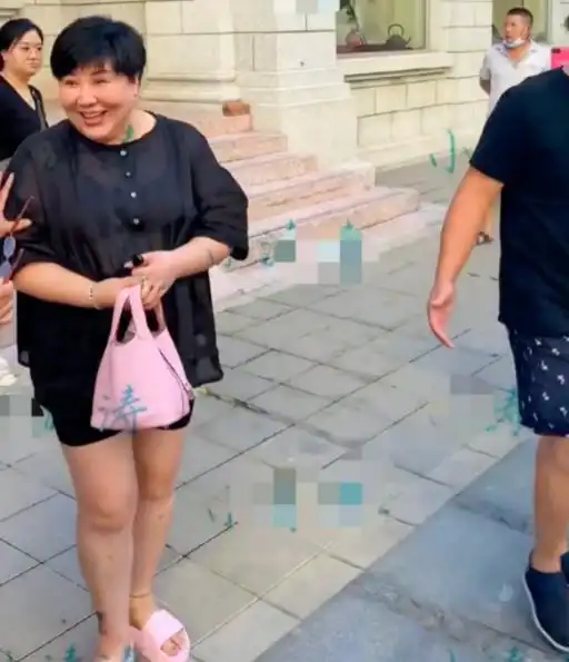 郭德纲老婆与粉丝合照,脖子上胖出富贵包,手拎6万元包包显贵气