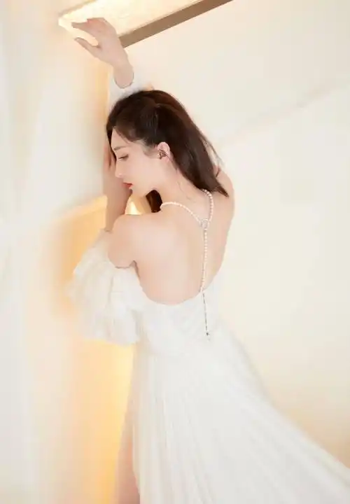 江疏影穿吊带裙真白嫩,敢穿才会赢,辛芷蕾和张钧甯这回输得彻底_礼服