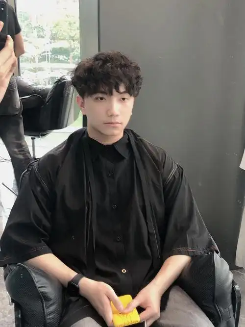 法式卷男生烫发#男士发型 男生发型设计