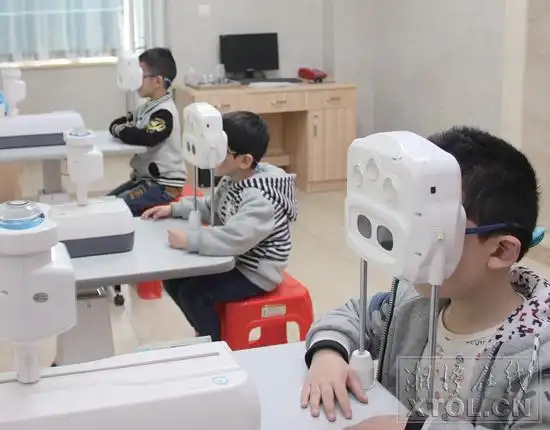 孩子们在市妇幼保健院儿童眼保健科接受视力训练.