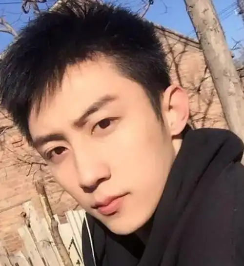 男生自然短碎发发型,衬托得特别的时尚