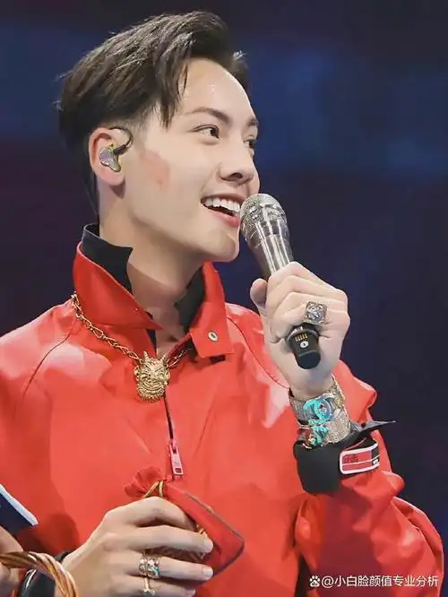 我觉得懂得陈伟霆的帅气一定要是动态的,他注定无法当一个安静的美